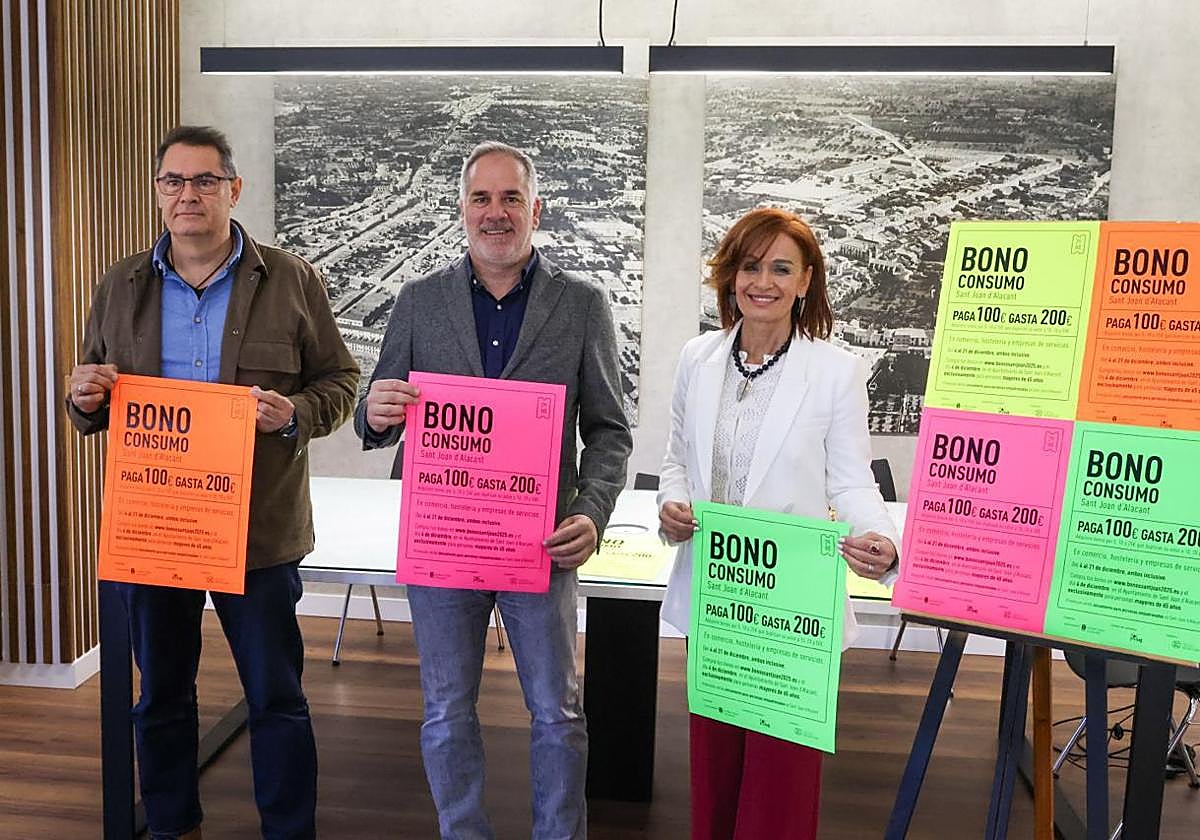 The Mayor of Sant Joan, Santiago Román, the Councillor for Economic Development, Charo Tomás, and the Councillor for Commerce, Manuel Nieto, presented the features of the 2025 Consumption Voucher this Thursday.