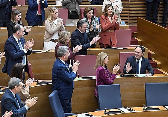 Consellers y diputados del PP aplauden a Llorca tras su intervención en Les Corts.
