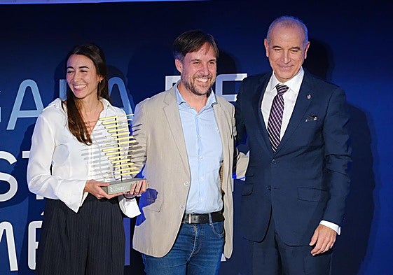 Lorena María Bernal y Enrique de Madaria, galardonados con la ayuda extraordinaria, junto al presidentre del COMA.