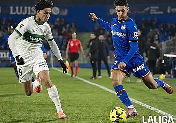 Sancris intentando dar un centro desde la banda obstaculizado por Héctor Fort.