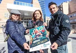 Las concejalas Silvia Ibáñez y Rosa Vidal, junto a Sergio Ruiz (AEDE), durante la presentación del sorteo navideño en Elda.