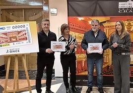 El alcalde, representantes de la ONCE y del Teatro Chapí presentan el cupón conmemorativo por el centenario del espacio escénico.