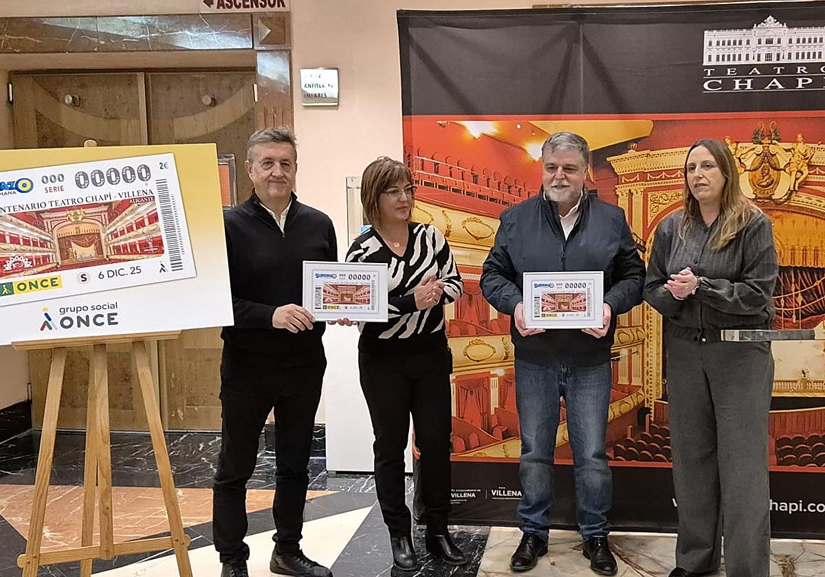 El alcalde, representantes de la ONCE y del Teatro Chapí presentan el cupón conmemorativo por el centenario del espacio escénico.