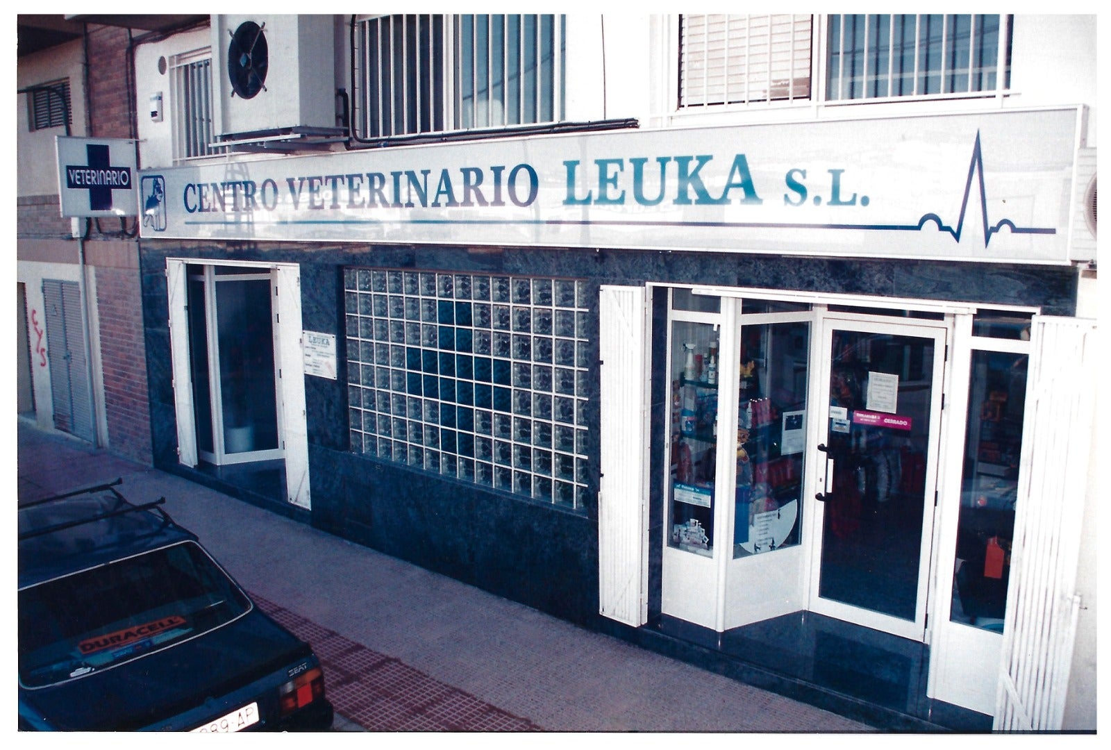 Imagen principal - Fotos de José Riolobos trabajando en la clínica.