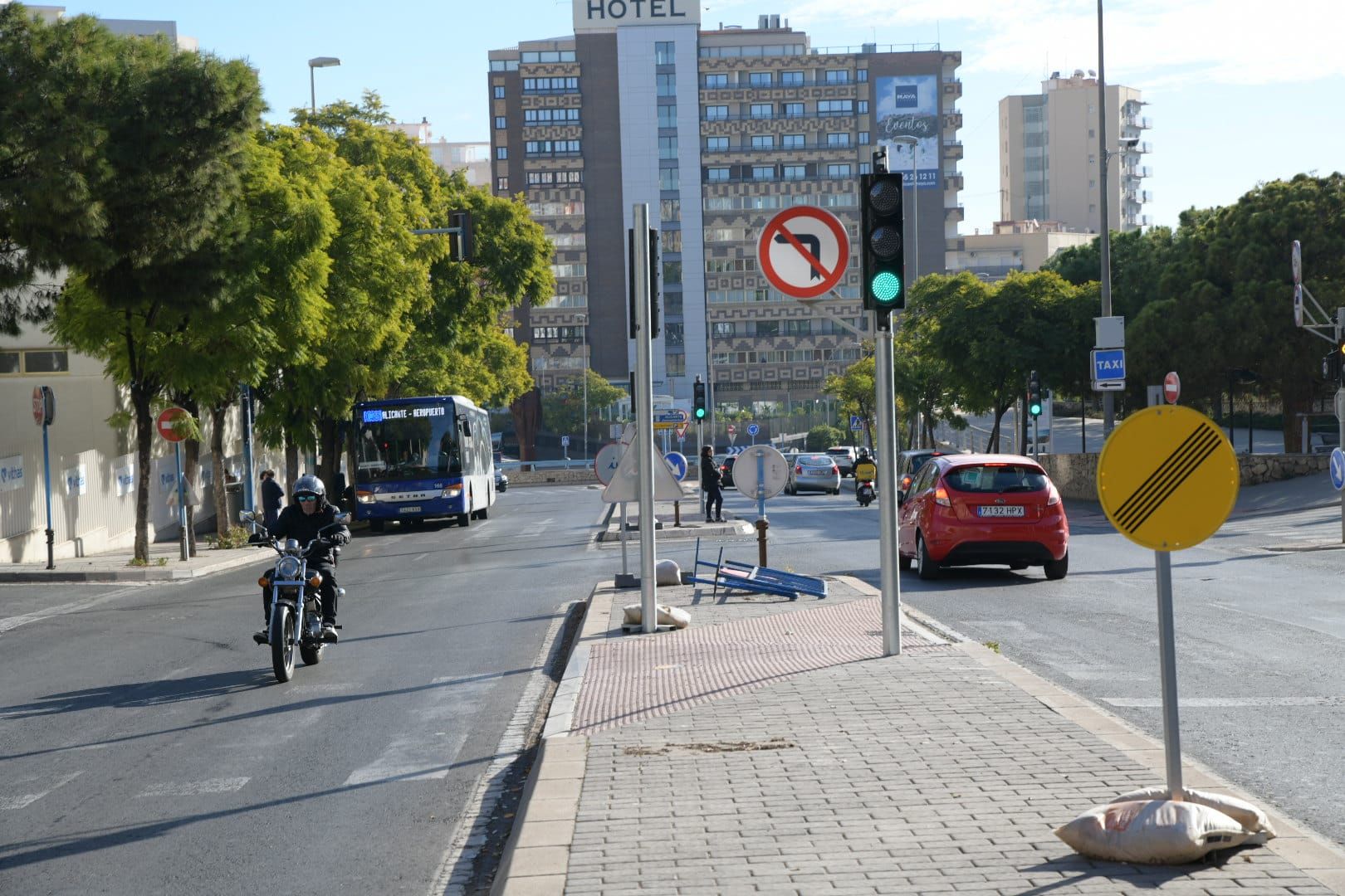 La calle reabierta al tráfico.