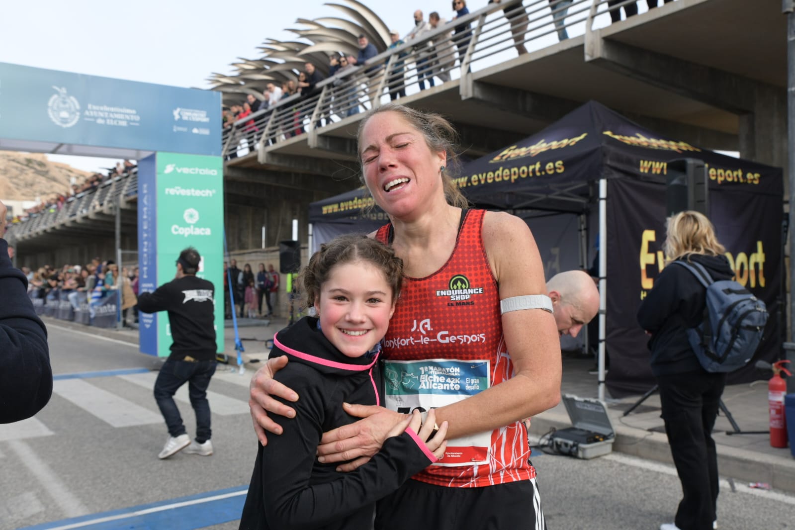 El éxito de la primera maratón Elche y Alicante augura futuras ediciones