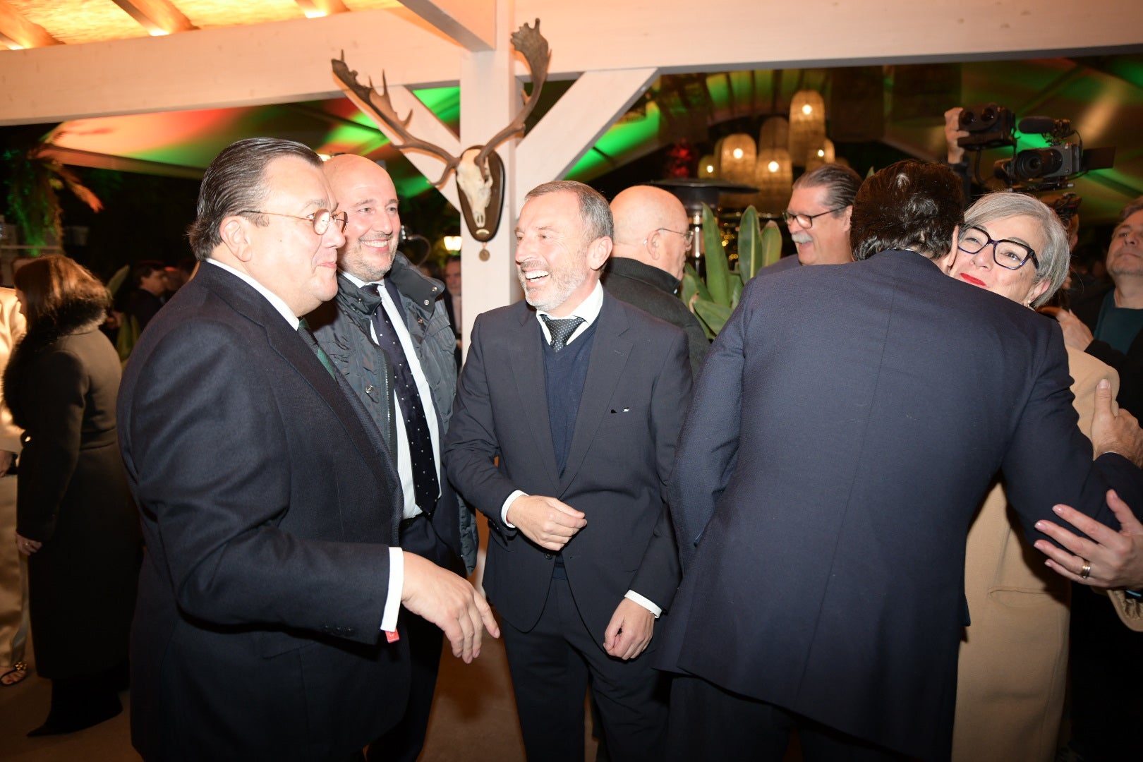 Cientos de asistentes dan la &#039;Bienvenida a la Navidad&#039; en la gala solidaria de Vectalia