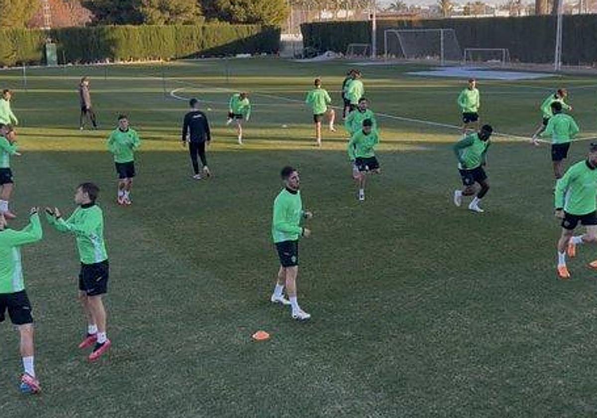 El Elche prepara el duelo copero ante el Quintanar del Rey con varias ausencias, trabajo al margen y refuerzos del filial en la sesión.