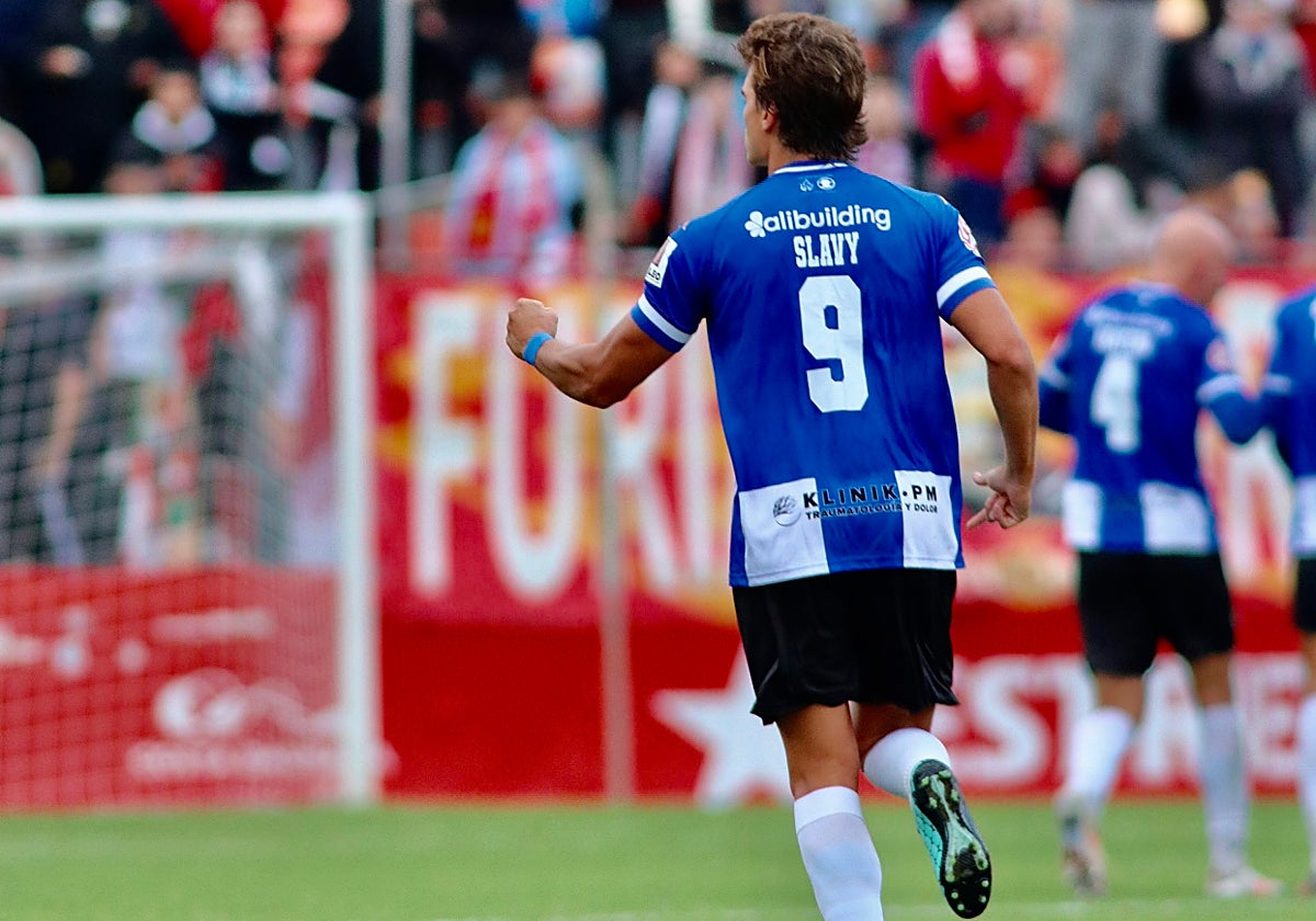 Fran Sol celebra con rabia su gol en Tarragona.