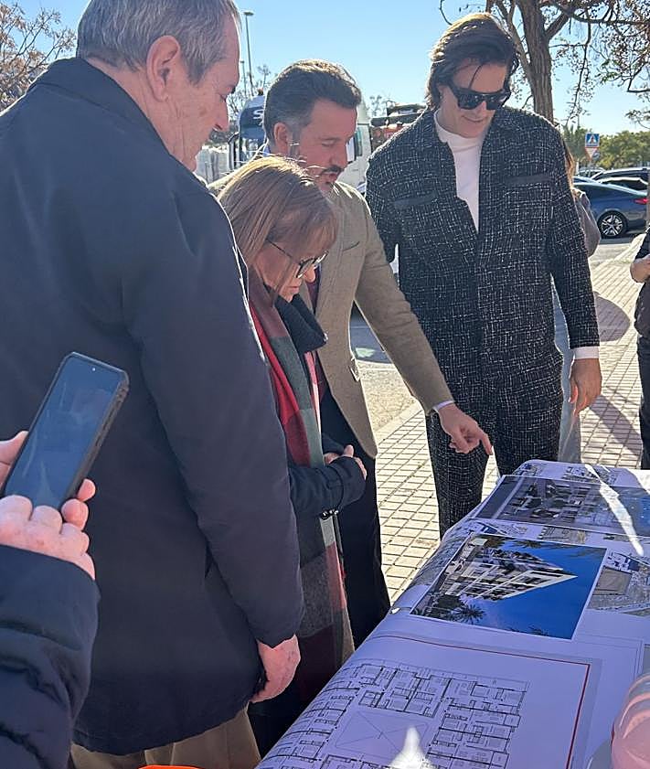 Imagen secundaria 2 - Imágenes del acto celebrado en Travalón, donde el Ayuntamiento detalla precios, plazos y características del nuevo edificio de alquiler asequible.