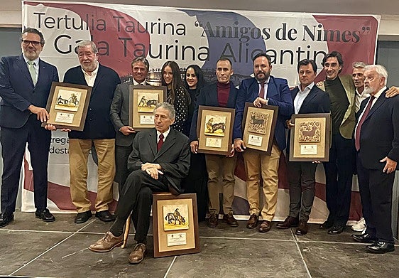 Los premiados en la gala taurina 'Amigos de Nimes'.