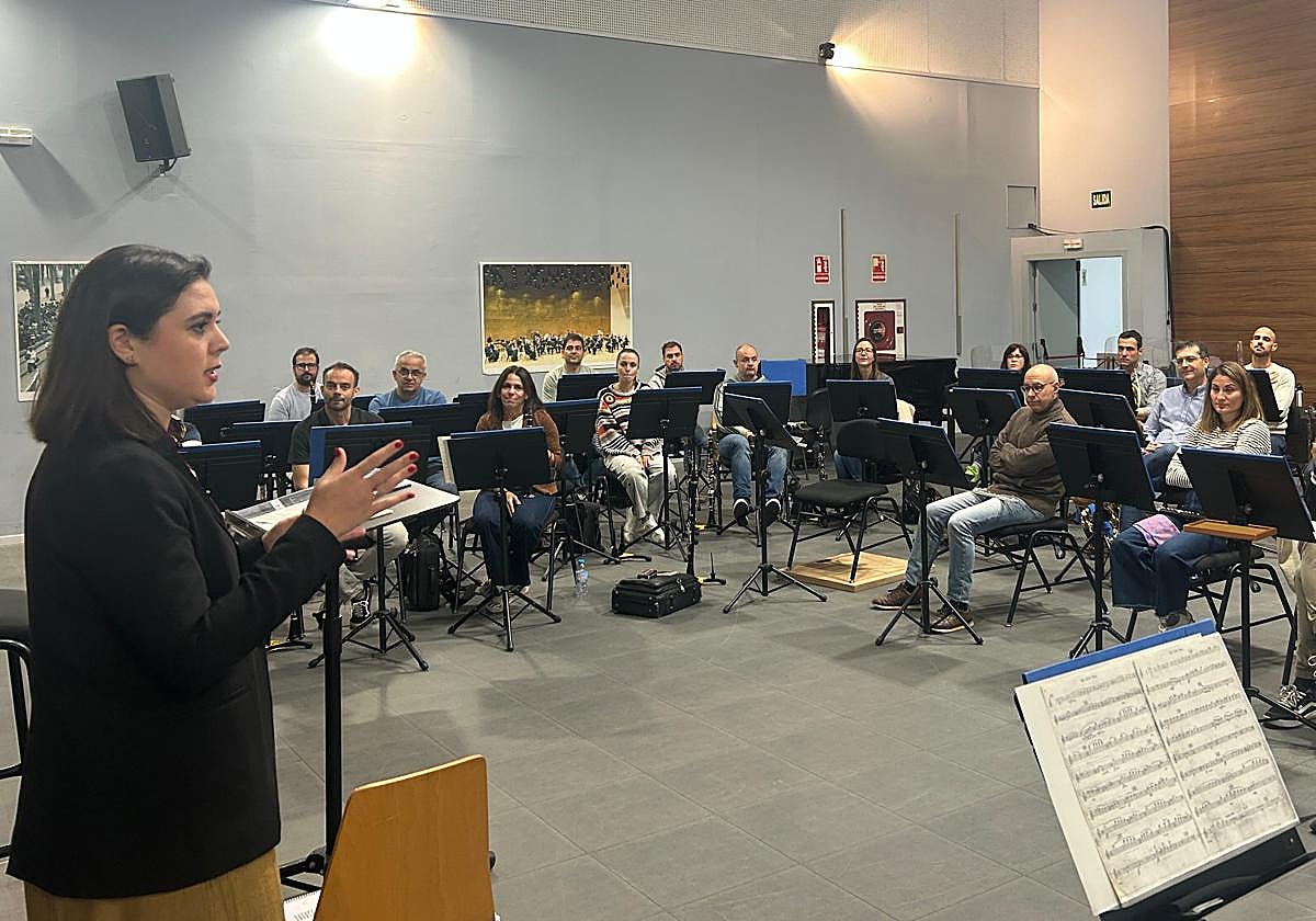 La concejala de Cultura, Nayma Beldjilali, se dirige a los miembros de la Banda Sinfónica de Alicante.