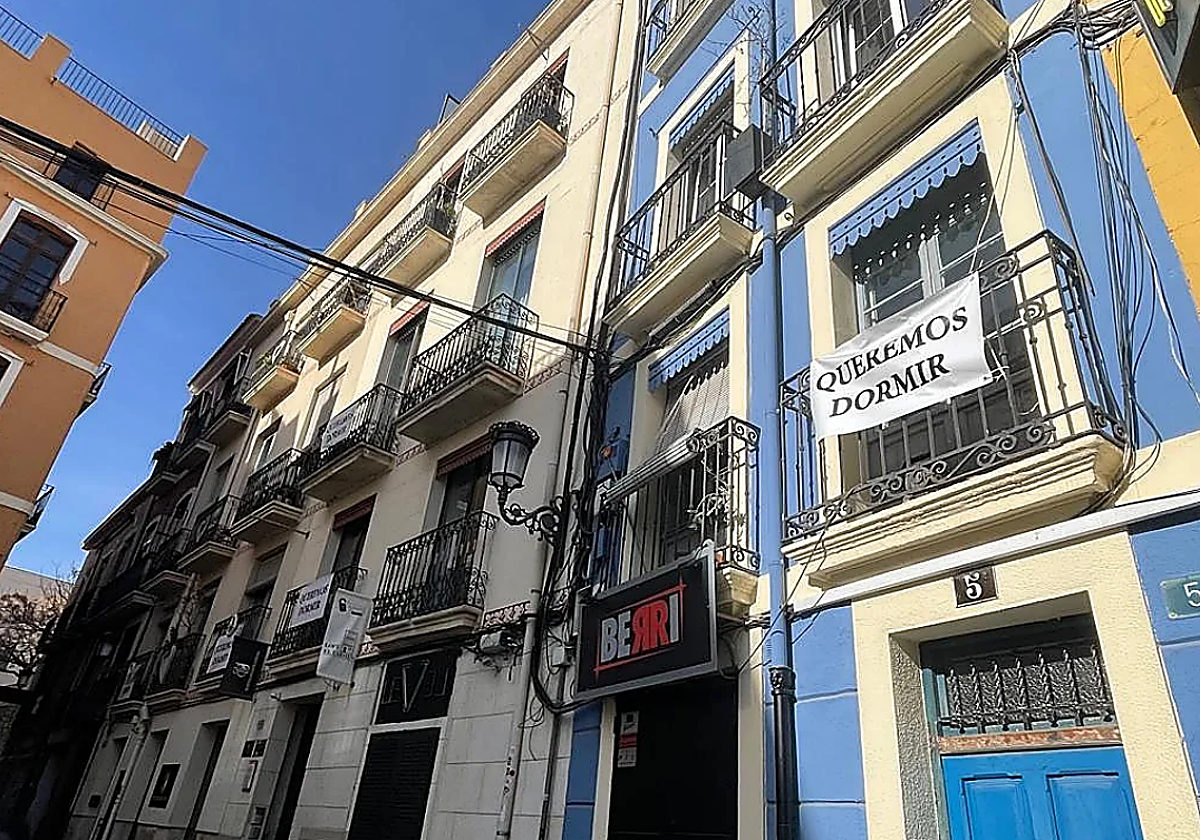 Carteles contra el ruido en el Casco Antiguo de Alicante.