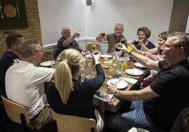 Unos compañeros celebran por adelantado la Navidad en una comida de empresa.
