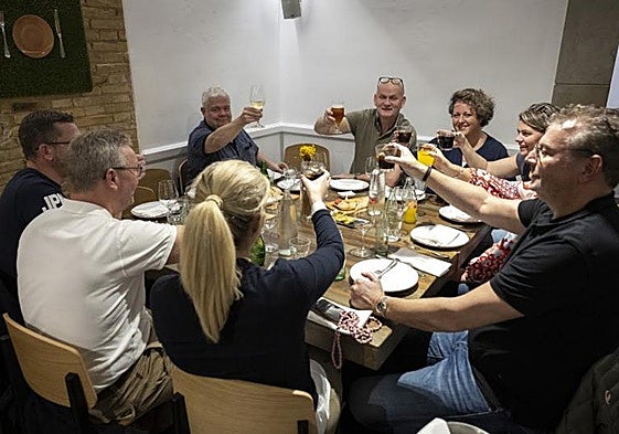 Unos compañeros celebran por adelantado la Navidad en una comida de empresa.