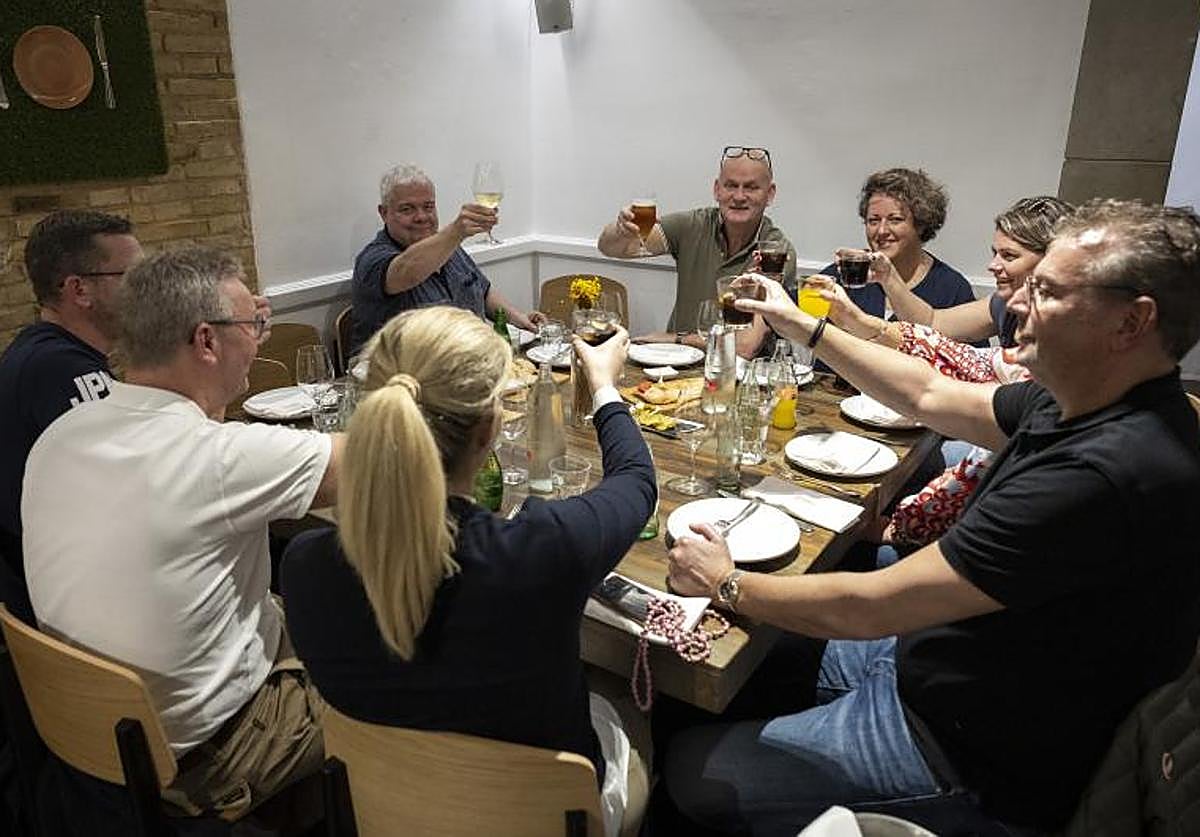 Unos compañeros celebran por adelantado la Navidad en una comida de empresa.