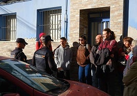 Activistas y policías dialogan de manera previa a que se ejecute el desahucio.