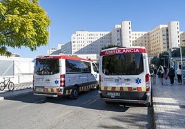 Ambulancias frente al Hospital General de Alicante.