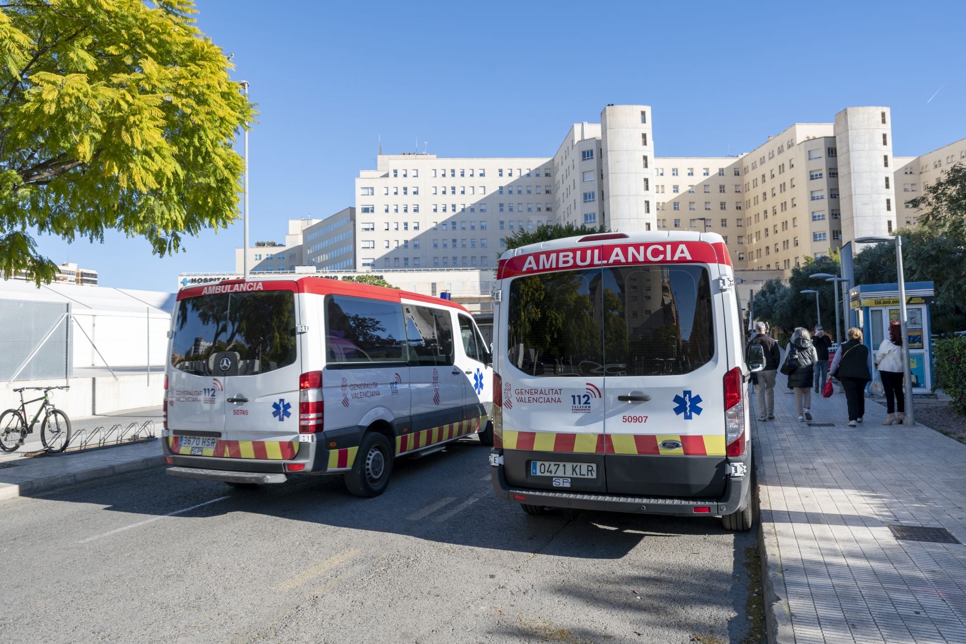 Ambulancias frente al Hospital General de Alicante.