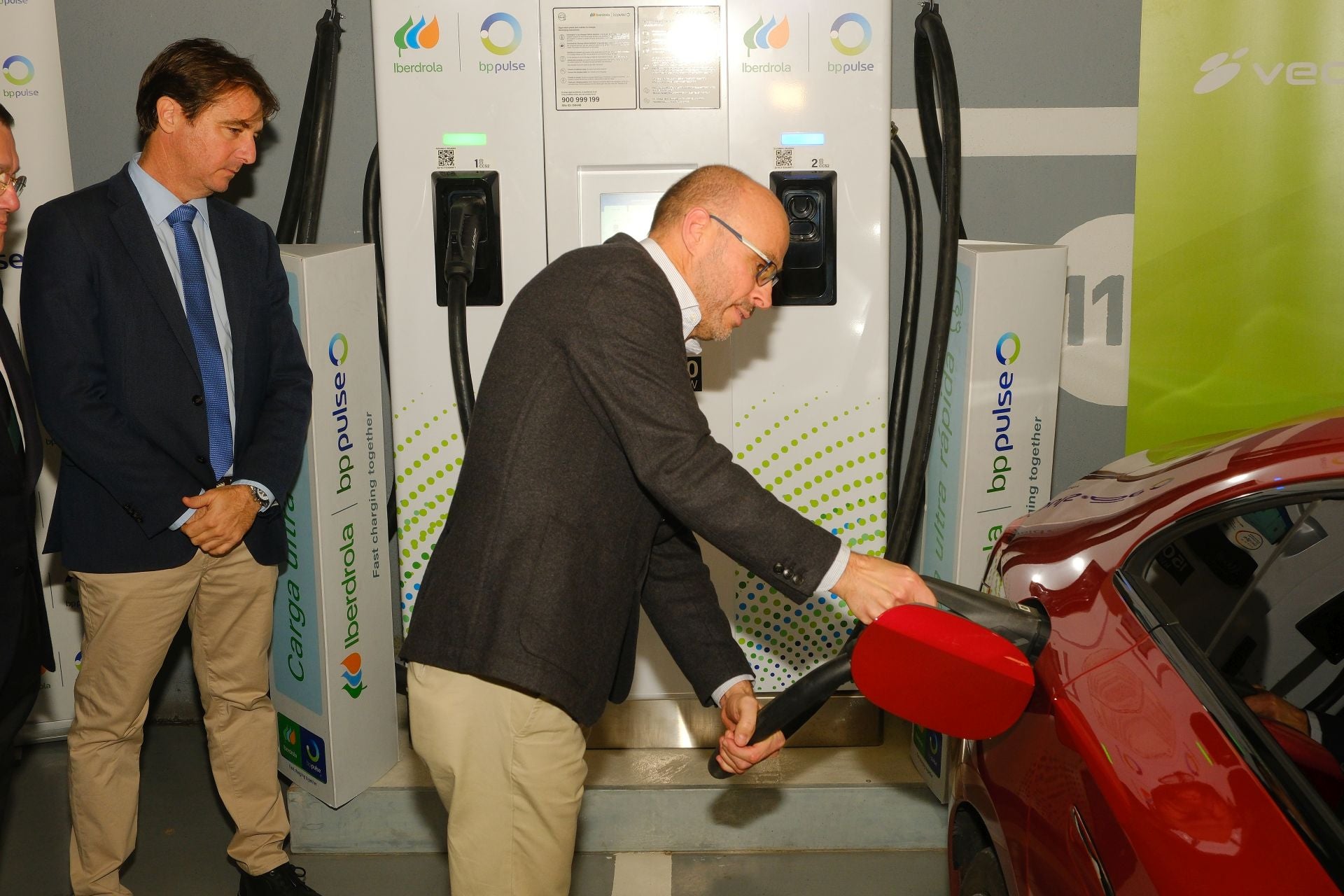 Imagen secundaria 2 - Más imágenes de la inauguración del hub de recarga eléctrica.