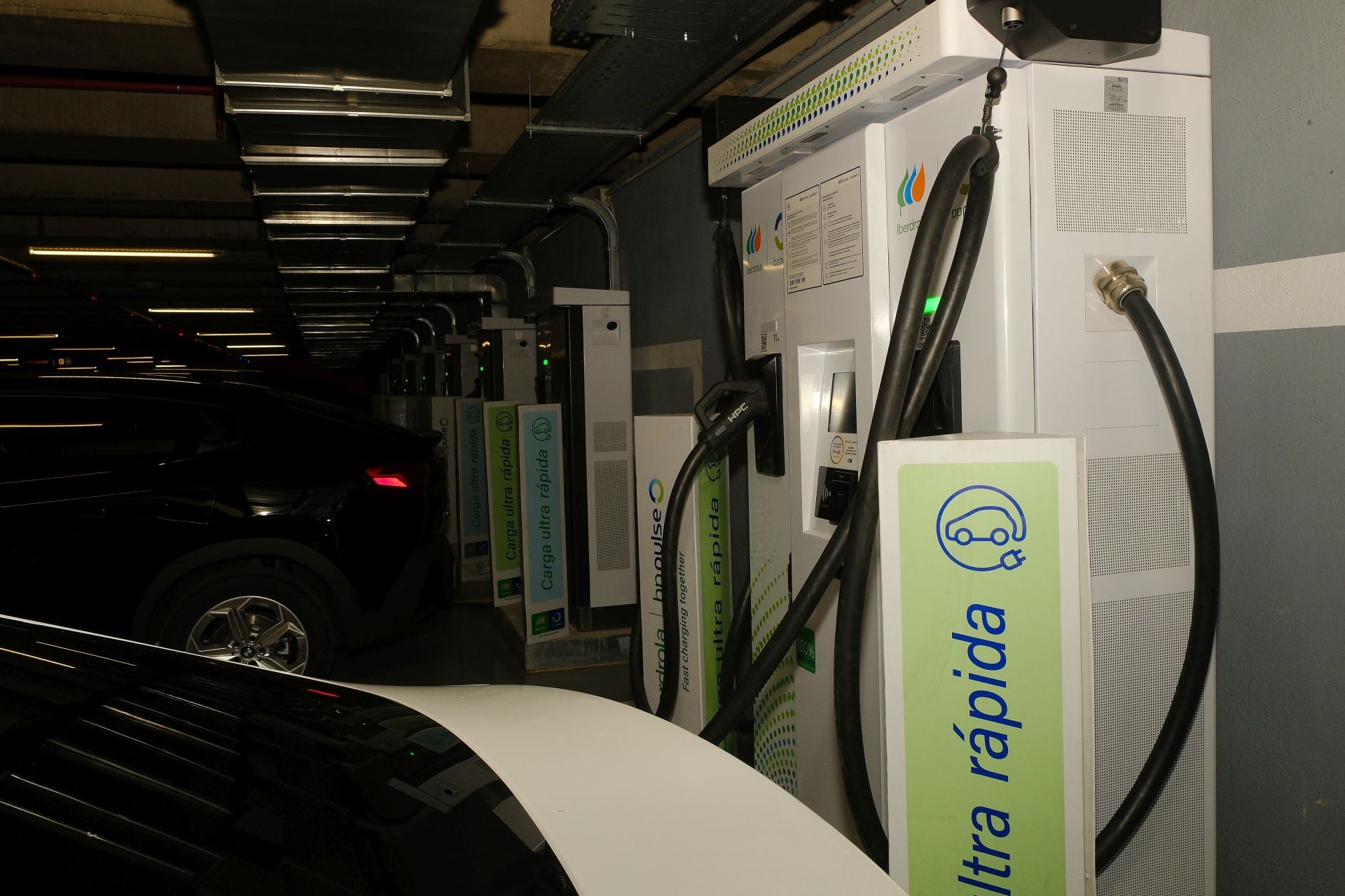 Imagen secundaria 1 - Más imágenes de la inauguración del hub de recarga eléctrica.