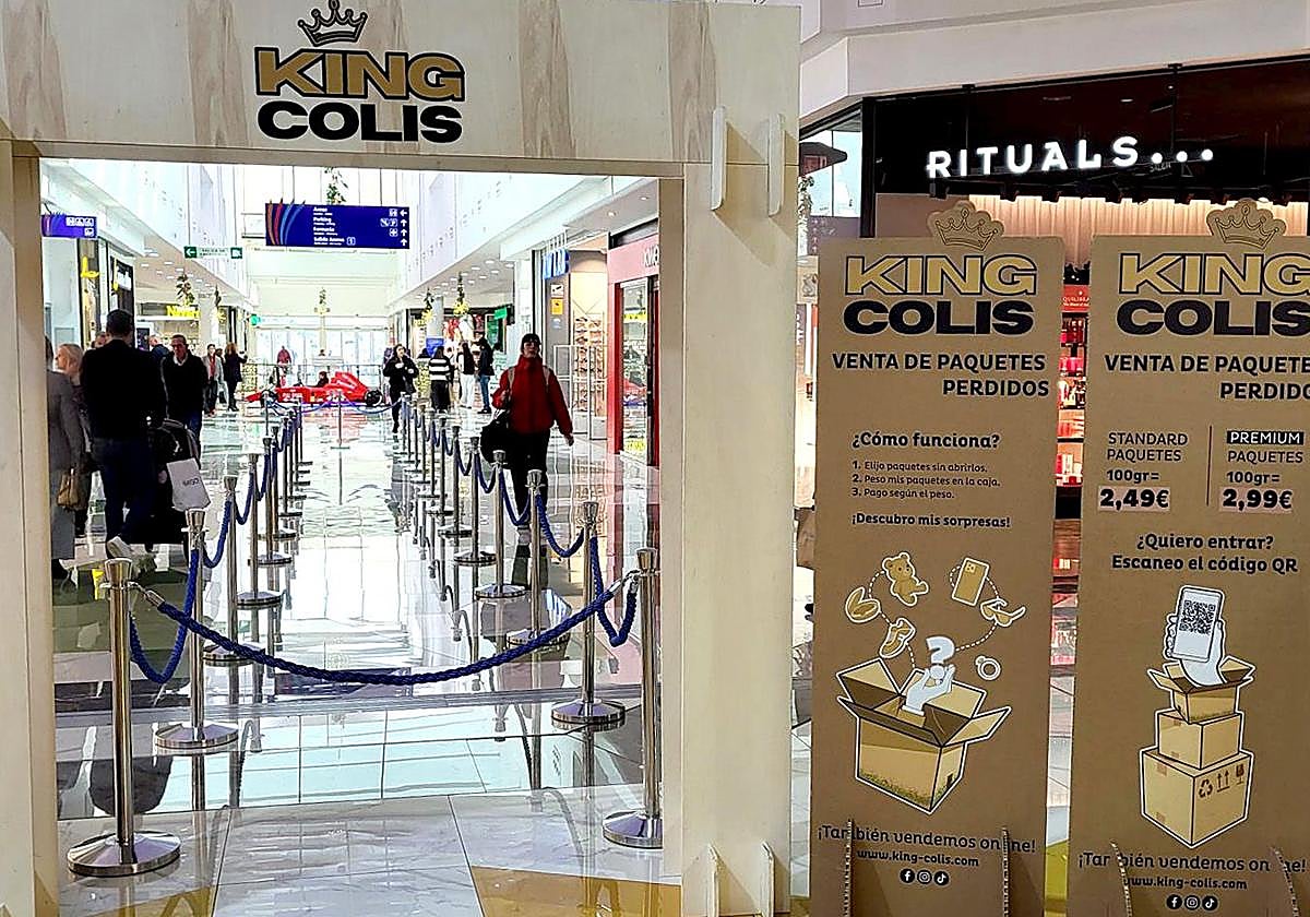 La pop-up King Colis llega por primera vez a L'Aljub con su propuesta de paquetes misteriosos vendidos por peso.