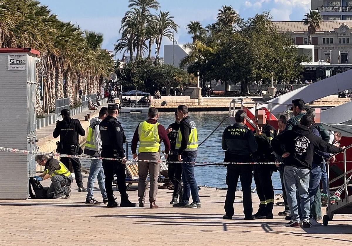 File image of a police operation following the discovery of a body in the Alicante port.