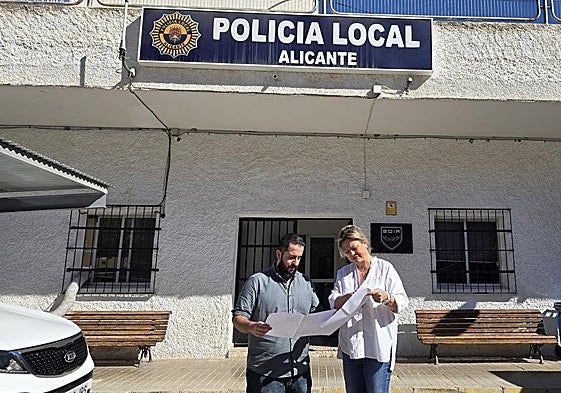 El portavoz adjunto del grupo municipal Vox, Mario Ortolá, y la concejala de Infraestructuras, Cristina García, en las dependencias de Policía Local en Juan XXIII.