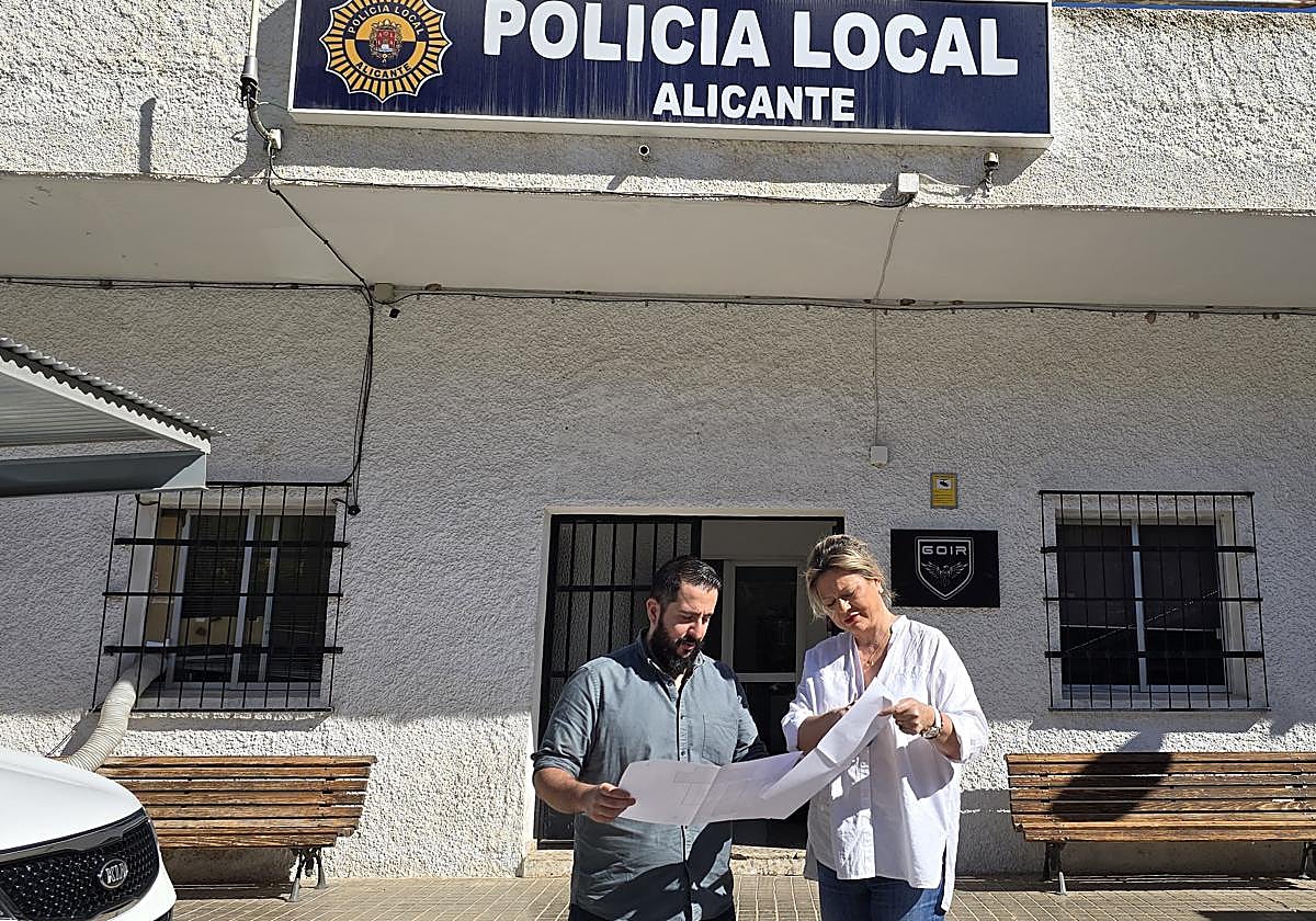 El portavoz adjunto del grupo municipal Vox, Mario Ortolá, y la concejala de Infraestructuras, Cristina García, en las dependencias de Policía Local en Juan XXIII.