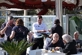 Un camarero en un local del centro de Alicante.