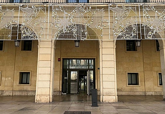 Entrada a la Audiencia Provincial de Alicante.