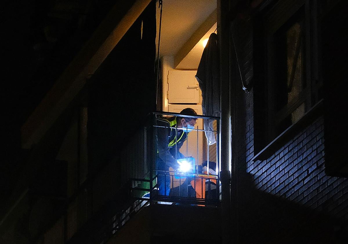 Agente de policía en la vivienda donde se ha producido el crimen.