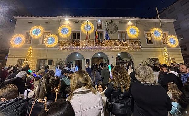 Acto frente a la casa consistorial del municipio.