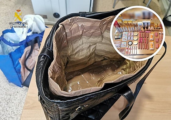 Uno de los bolsos utilizados por el grupo y parte del material sustraído.