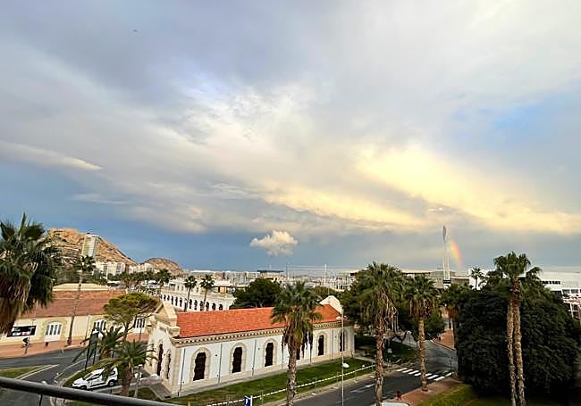 El arcoíris este martes en Alicante, tras un chaparrón.
