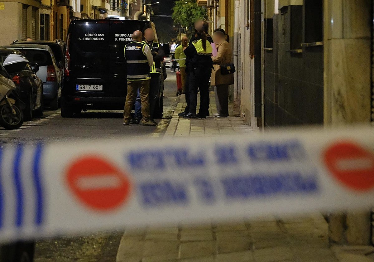 FOTOS | Asesina a una mujer en Alicante y se ahorca en el balcón