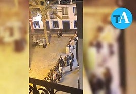 Congregación de jóvenes en la plaza Quijano, de madrugada.