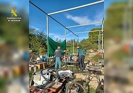 Agentes de la Guardia Civil en el taller ilegal desmantelado.