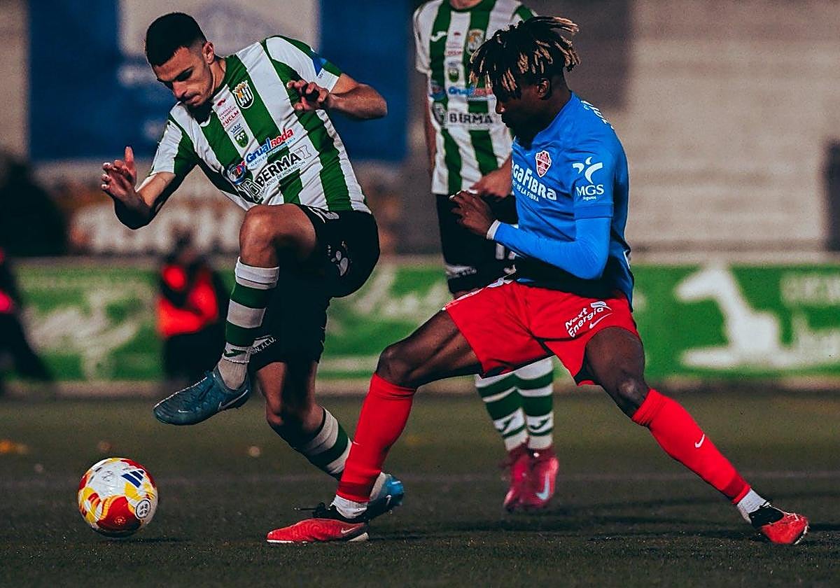 John disputa un balón dividido durante la primera mitad en San Marcos.