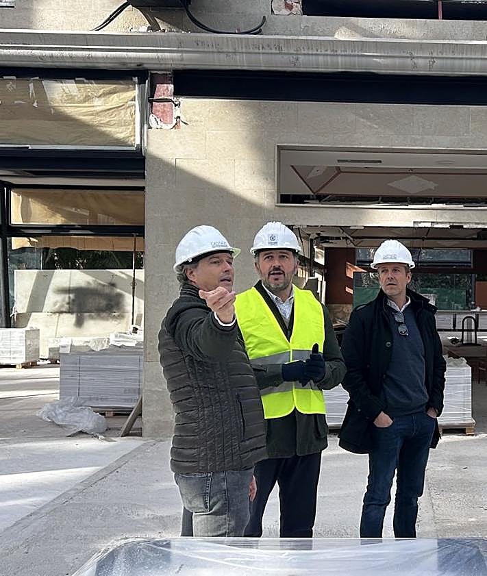 Imagen secundaria 2 - El alcalde Pablo Ruz visita las obras del futuro restaurante del Parque Municipal, que abrirá en mayo de 2026.