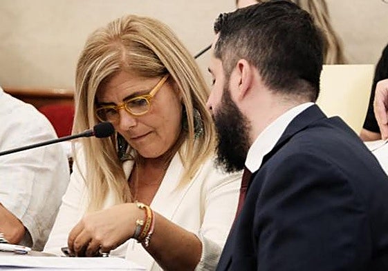 La portavoz de Vox, Carmen Robledillo, y el adjunto, Mario Ortolá.