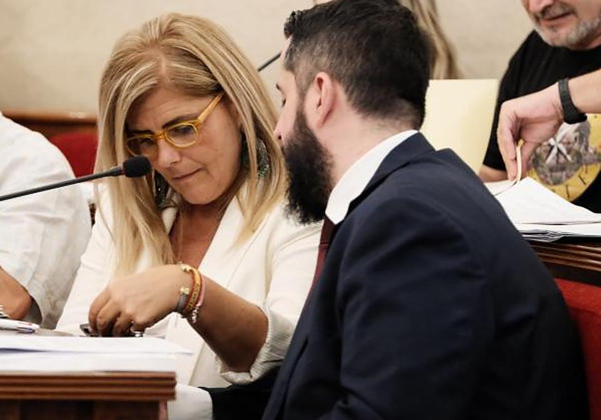 La portavoz de Vox, Carmen Robledillo, y el adjunto, Mario Ortolá.