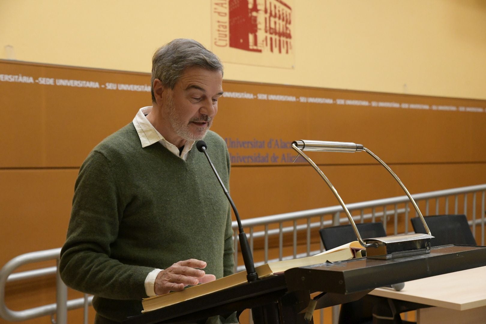 Alicante celebra el Día de la Constitución con una masiva lectura pública en la Sede Universitaria