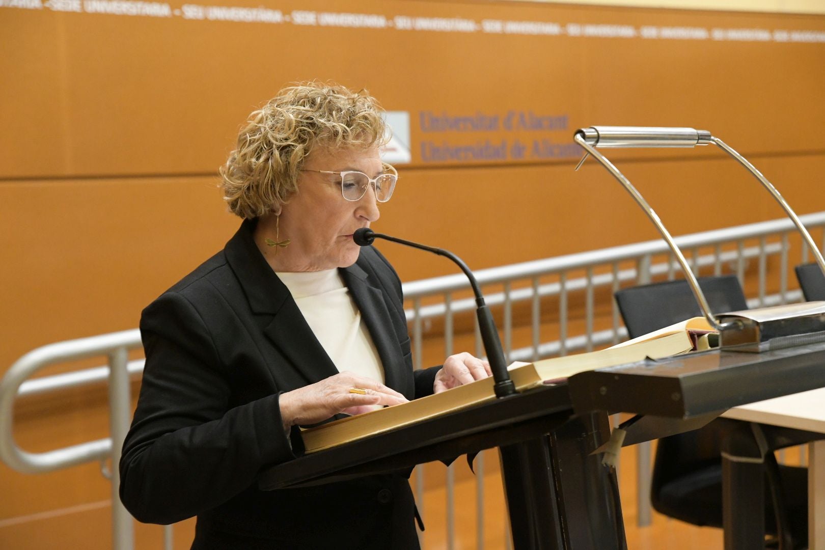 Alicante celebra el Día de la Constitución con una masiva lectura pública en la Sede Universitaria