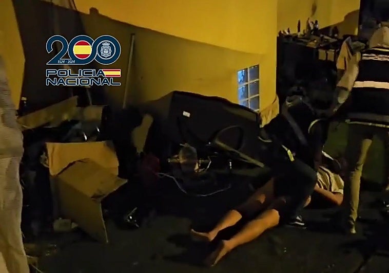 Imágenes del operativo policial que ha tumbado al grupo criminal.