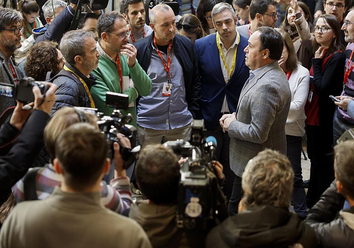 The President of the Generalitat, Juanfran Pérez Llorca, in conversation with journalists after announcing the composition of the Consell.