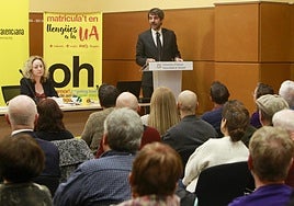 El ministro de Cultura, Ernest Urtasun, durante el acto de conmemoración del Día de los Derechos Lingüísticos en la Sede Universitaria Ciudad de Alicante.