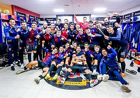 Celebración en el vestuario del Eldense.