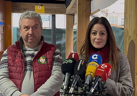 La edil Inma Mora y el presidente de la Asociación de Belenistas, Francisco Guilabert, durante la visita al Belén Municipal instalado en la Glorieta.