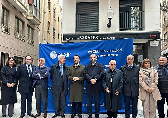 Acto de presentación de la nueva sede del CEU junto al busto del Cardenal Herrera.